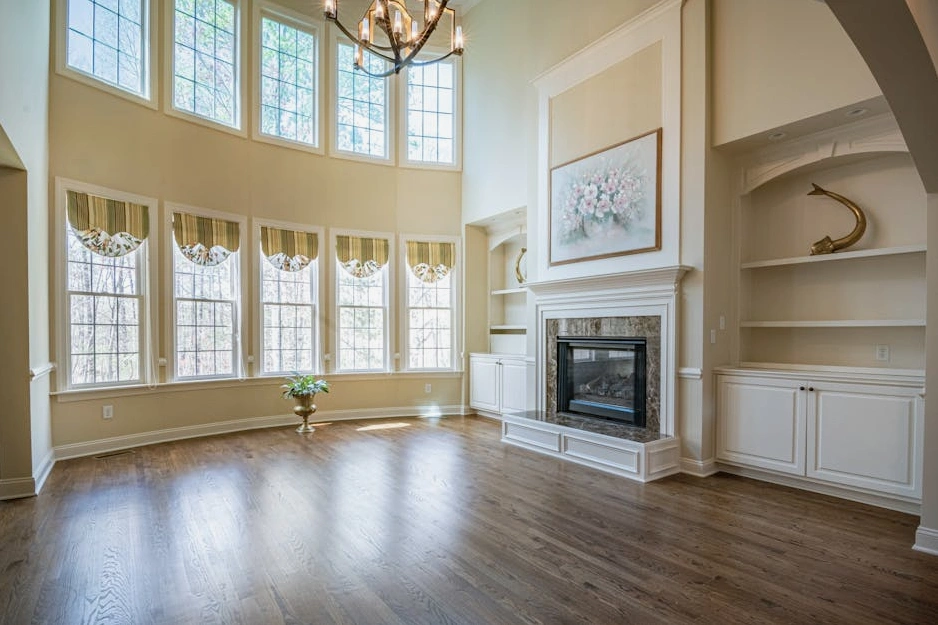 Modern bir kütüphanenin geniş ve aydınlık iç mekanı.