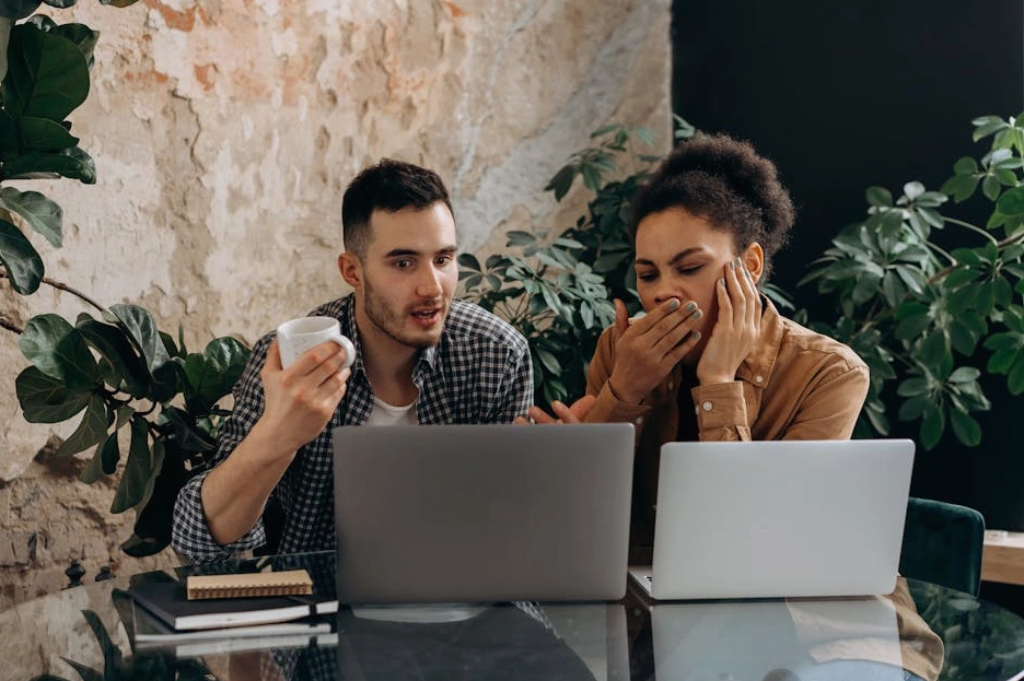 Masa başında not defterine notlar alan bir kişi.