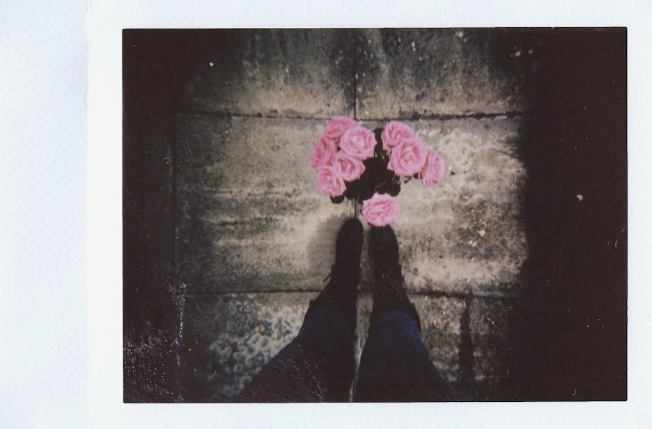 Tarihi bir antlaşmanın imzalandığı anı gösteren illüstrasyon.